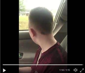 Mi sfottono per il naso, il bimbo in lacrime commuove le star Mi sfottono per il naso, il bimbo in lacrime commuove le star