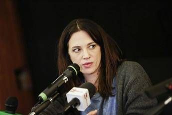 Se te vedo t'acciacco, Asia Argento contro Enrico Brignano Se te vedo t'acciacco, Asia Argento contro Enrico Brignano