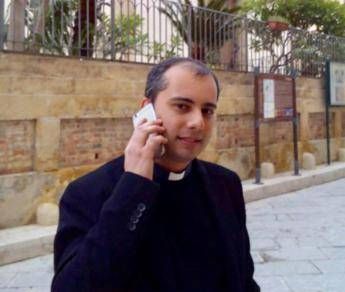 'Dio benedica lo smartphone, andate in pace' 'Dio benedica lo smartphone, andate in pace'