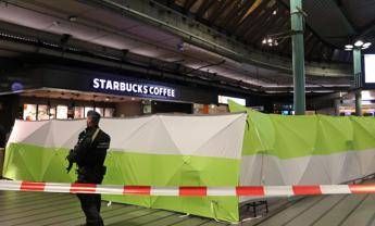 Amsterdam, polizia spara a uomo armato di coltello in aeroporto Amsterdam, polizia spara a uomo armato di coltello in aeroporto