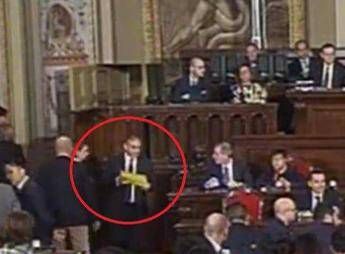 Sicilia, M5S pubblica foto con deputato Udc che mostra voto segreto Sicilia, M5S pubblica foto con deputato Udc che mostra voto segreto