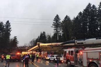 Seattle, treno deraglia e cade sulle auto Seattle, treno deraglia e cade sulle auto
