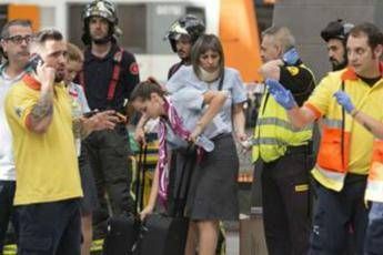 Spagna, treno si schianta in stazione Spagna, treno si schianta in stazione