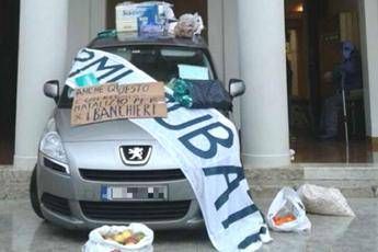 Perde tutto, ingrana la retromarcia e 'sfonda' la banca Perde tutto, ingrana la retromarcia e 'sfonda' la banca