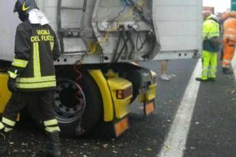 Scontro tra camion, inferno in autostrada Scontro tra camion, inferno in autostrada