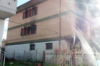 Ascoli, rogo in palazzina destinata ai migranti Ascoli, rogo in palazzina destinata ai migranti