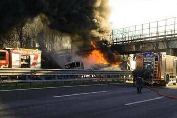 Tir in fiamme, la colonna di fumo sulla A21 Tir in fiamme, la colonna di fumo sulla A21