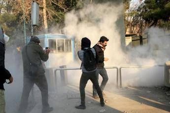 Il sangue bagna l'Iran Il sangue bagna l'Iran