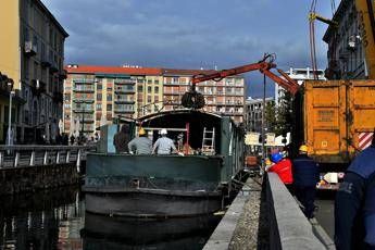 Milano, al via rimozione barconi da Naviglio Pavese Milano, al via rimozione barconi da Naviglio Pavese