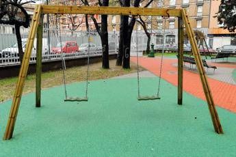 Troppo grandi per l'altalena, ragazzine multate Troppo grandi per l'altalena, ragazzine multate