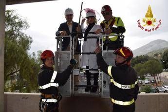 Palermo: doni ai bimbi dell'ospedale con l'autoscala dei Vigili del fuoco Palermo: doni ai bimbi dell'ospedale con l'autoscala dei Vigili del fuoco