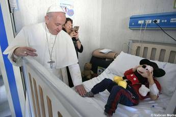 Visita a sorpresa del Papa all'ospedale Bambino Gesù Visita a sorpresa del Papa all'ospedale Bambino Gesù