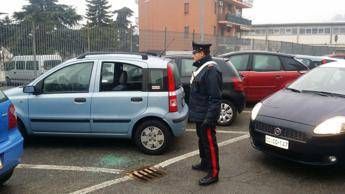 Donna accoltella convivente e poi si ferisce alla gola Donna accoltella convivente e poi si ferisce alla gola