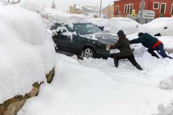 Spagna, centinaia di automobilisti bloccati dalla neve Spagna, centinaia di automobilisti bloccati dalla neve