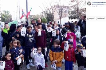 Befana fascista alla Magliana: doni ai bimbi con logo Casapound Befana fascista alla Magliana: doni ai bimbi con logo Casapound