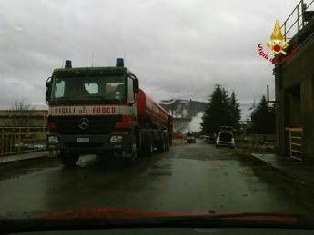 Savona, in fiamme deposito rifiuti: scuole chiuse Savona, in fiamme deposito rifiuti: scuole chiuse