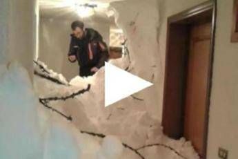 Valanga a Sestriere, nel condominio invaso dalla neve Valanga a Sestriere, nel condominio invaso dalla neve
