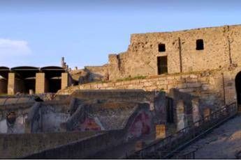 Pompei, sfregiato l'affresco di Bacco e Arianna Pompei, sfregiato l'affresco di Bacco e Arianna