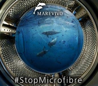 Allarme microfibre, a ogni lavaggio milioni finiscono in mare Allarme microfibre, a ogni lavaggio milioni finiscono in mare