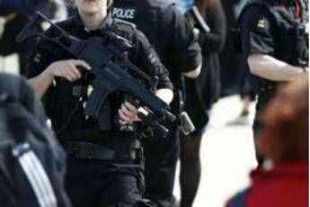 Terrorismo, donna arrestata a Heathrow Terrorismo, donna arrestata a Heathrow