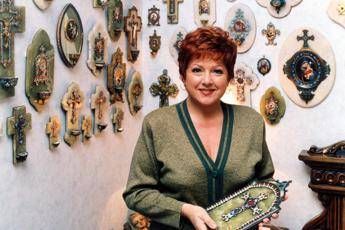 Orietta Berti sovversiva, ironia sull'esposto Pd Orietta Berti sovversiva, ironia sull'esposto Pd