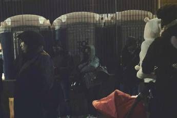 Migranti in fila al freddo dalla notte davanti alla Questura di Roma Migranti in fila al freddo dalla notte davanti alla Questura di Roma