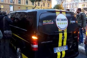 M5S al Viminale, il furgone in divieto di sosta M5S al Viminale, il furgone in divieto di sosta