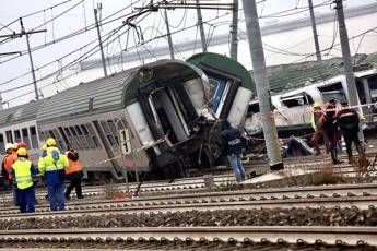 Aiuto, il treno è spezzato, le grida dopo lo schianto Aiuto, il treno è spezzato, le grida dopo lo schianto