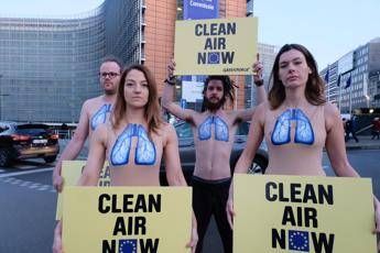Aria pulita ora, Greenpeace in azione a Bruxelles Aria pulita ora, Greenpeace in azione a Bruxelles
