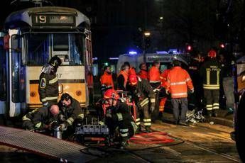 Milano, ragazza investita da tram in prognosi riservata Milano, ragazza investita da tram in prognosi riservata