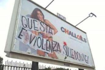 Pubblicità sessista, studentesse oscurano i cartelloni Pubblicità sessista, studentesse oscurano i cartelloni