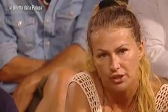 Droga all'Isola dei Famosi, l'accusa di Eva Henger Droga all'Isola dei Famosi, l'accusa di Eva Henger