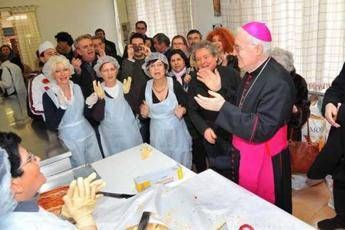 Alla mensa dei poveri pasta acquistata con i risparmi in bolletta Alla mensa dei poveri pasta acquistata con i risparmi in bolletta