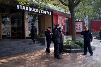 Cina, furgone travolge folla: feriti Cina, furgone travolge folla: feriti
