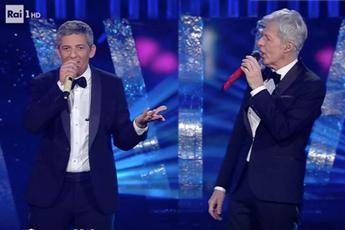 Sanremo, Fiorello mattatore Blitz intruso sul palco Sanremo, Fiorello mattatore Blitz intruso sul palco