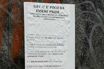 I gay infettano il mondo, manifesto choc a Milano I gay infettano il mondo, manifesto choc a Milano