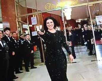 Pausini canta sul red carpet, fan in delirio Pausini canta sul red carpet, fan in delirio
