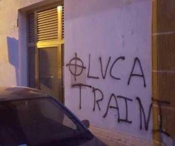 Croce celtica e nome Traini davanti sede Pd Croce celtica e nome Traini davanti sede Pd