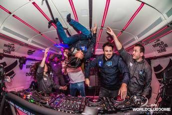 Sballo spaziale, è realtà il party a gravità zero Sballo spaziale, è realtà il party a gravità zero