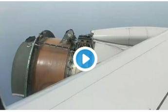 Aereo perde pezzi in volo Aereo perde pezzi in volo