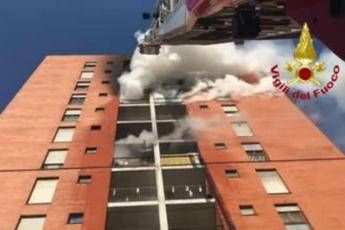 Palazzo in fiamme a Milano: gravissimo 13enne Palazzo in fiamme a Milano: gravissimo 13enne
