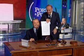Berlusconi firma patto San Valentino Berlusconi firma patto San Valentino
