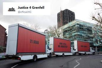 Grenfell Tower, tre manifesti per chiedere giustizia Grenfell Tower, tre manifesti per chiedere giustizia