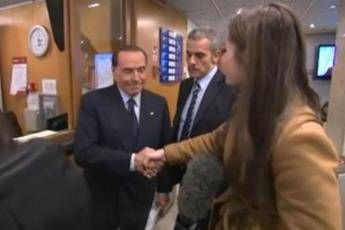 Se stringi la mano così, chi ti sposa? Se stringi la mano così, chi ti sposa?