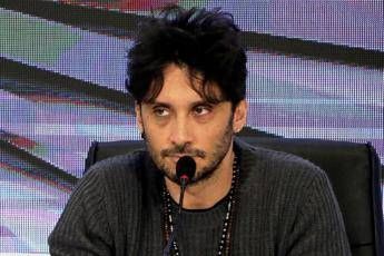 Bevevo e mi drogavo, la confessione di Fabrizio Moro Bevevo e mi drogavo, la confessione di Fabrizio Moro