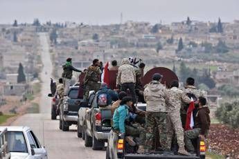 La Turchia bombarda la Siria La Turchia bombarda la Siria