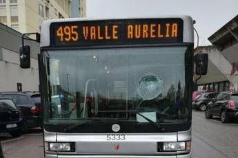 Roma, bus preso a sassate Roma, bus preso a sassate