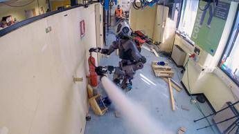 Il ritorno del 'robot pompiere', ha perso 31 chili Il ritorno del 'robot pompiere', ha perso 31 chili