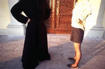 Se ti rifiuti la Madonna ti punisce, le avances del prete esorcista Se ti rifiuti la Madonna ti punisce, le avances del prete esorcista