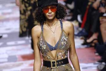 Zoccoli, fiori e slogan: Dior rilegge il '68 Zoccoli, fiori e slogan: Dior rilegge il '68